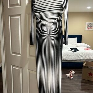 Finesse Black & White Long-Sleeve Optical Stripe Maxi Dress